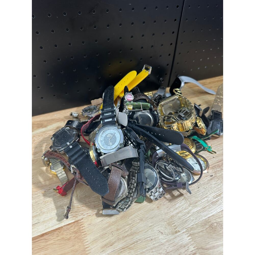 Mixed Lot of 50 Watches For Parts and Repair Only - Picture 4 of 5